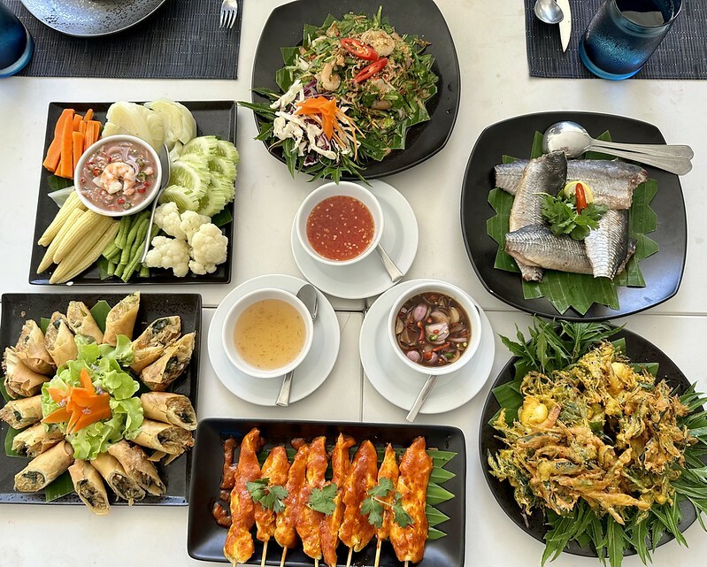 【泰國，普吉島】泰國也有「沙浴」哦！在邁考海灘（Ban Mai Khao）邊做沙浴，邊看飛機起飛，還有網美拍照區