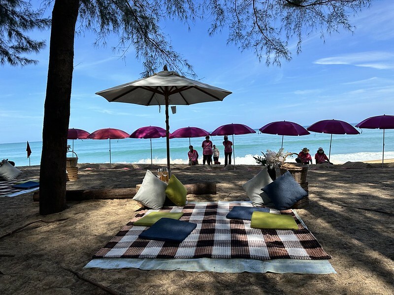 【泰國，普吉島】泰國也有「沙浴」哦！在邁考海灘（Ban Mai Khao）邊做沙浴，邊看飛機起飛，還有網美拍照區