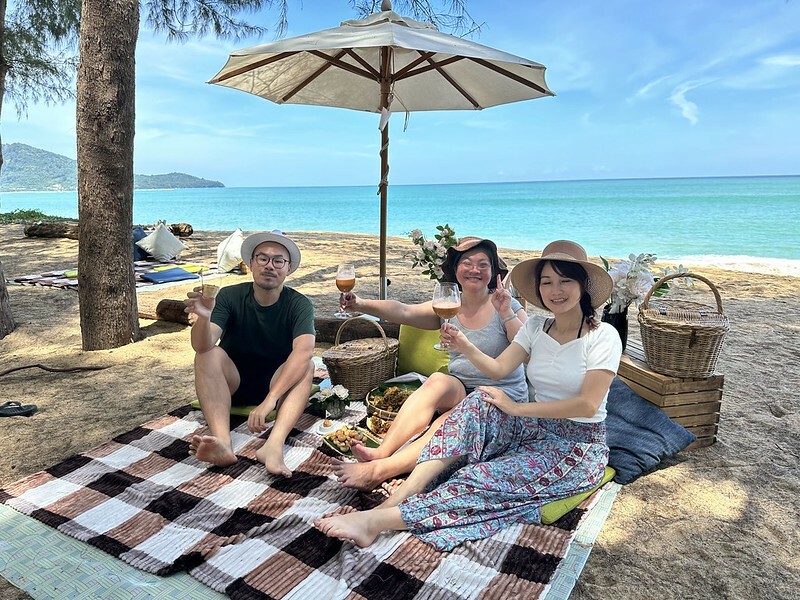 【泰國，普吉島】泰國也有「沙浴」哦！在邁考海灘（Ban Mai Khao）邊做沙浴，邊看飛機起飛，還有網美拍照區