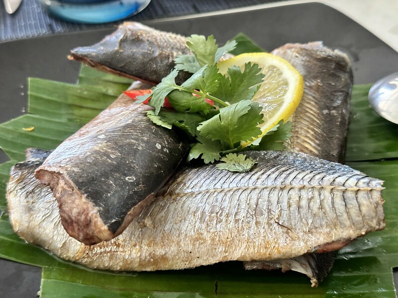 【泰國，普吉島】泰國也有「沙浴」哦！在邁考海灘（Ban Mai Khao）邊做沙浴，邊看飛機起飛，還有網美拍照區