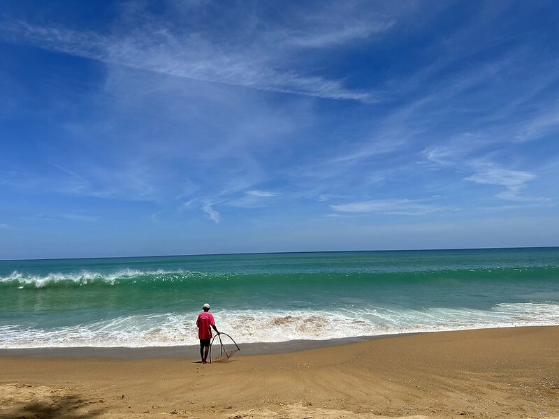 【泰國，普吉島】泰國也有「沙浴」哦！在邁考海灘（Ban Mai Khao）邊做沙浴，邊看飛機起飛，還有網美拍照區