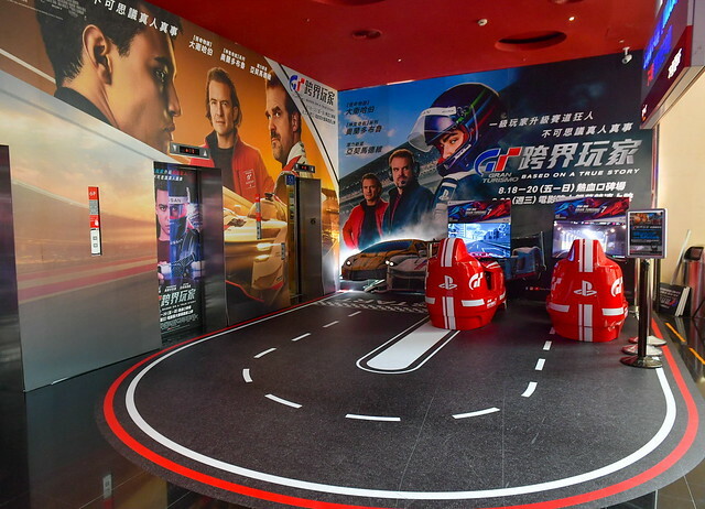 The Movie posters and stills of US Movie 