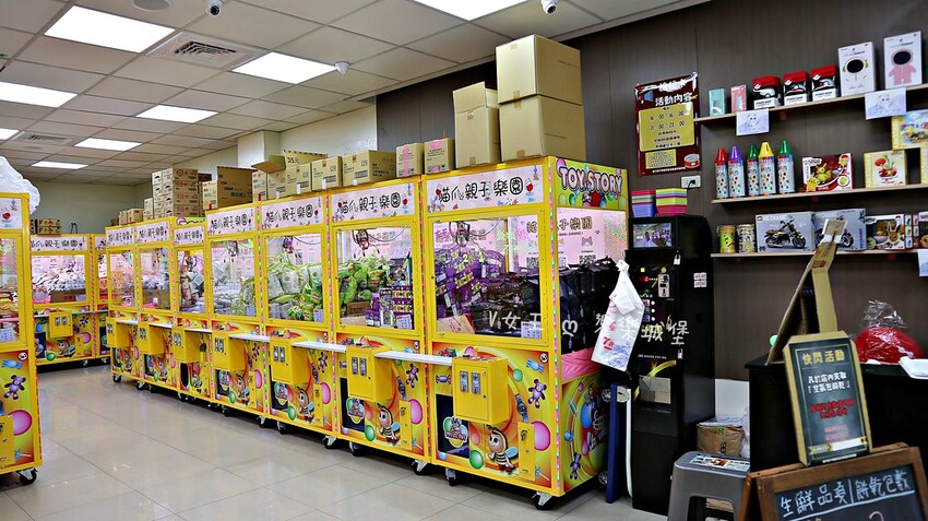 台中景點 貓爪親子樂園 ll 各式餅乾、飲料、生活用品.....等，跟孩子們來場探索夾夾樂吧，現場還有許多加碼