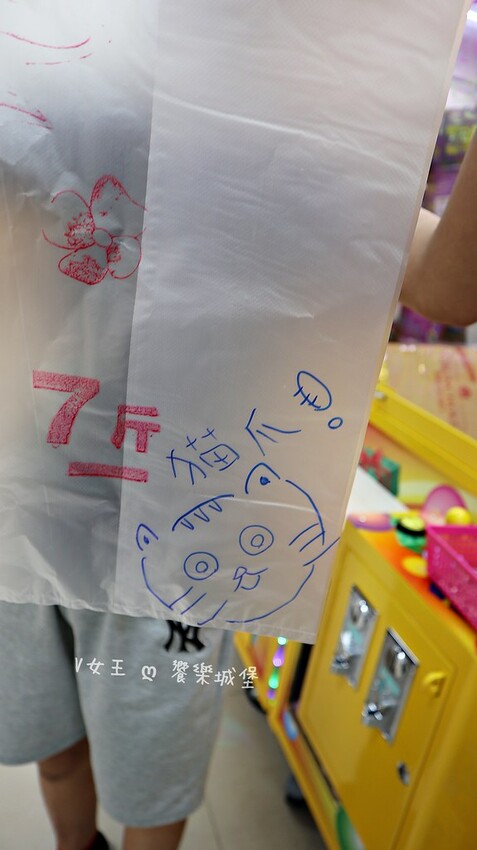 台中景點 貓爪親子樂園 ll 各式餅乾、飲料、生活用品.....等，跟孩子們來場探索夾夾樂吧，現場還有許多加碼