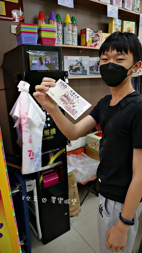 台中景點 貓爪親子樂園 ll 各式餅乾、飲料、生活用品.....等，跟孩子們來場探索夾夾樂吧，現場還有許多加碼