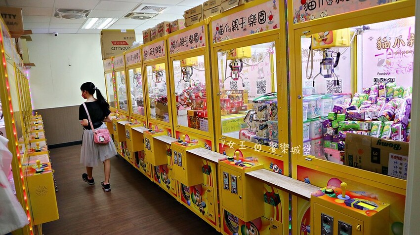 台中景點 貓爪親子樂園 ll 各式餅乾、飲料、生活用品.....等，跟孩子們來場探索夾夾樂吧，現場還有許多加碼