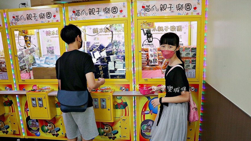 台中景點 貓爪親子樂園 ll 各式餅乾、飲料、生活用品.....等，跟孩子們來場探索夾夾樂吧，現場還有許多加碼