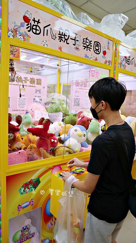 台中景點 貓爪親子樂園 ll 各式餅乾、飲料、生活用品.....等，跟孩子們來場探索夾夾樂吧，現場還有許多加碼