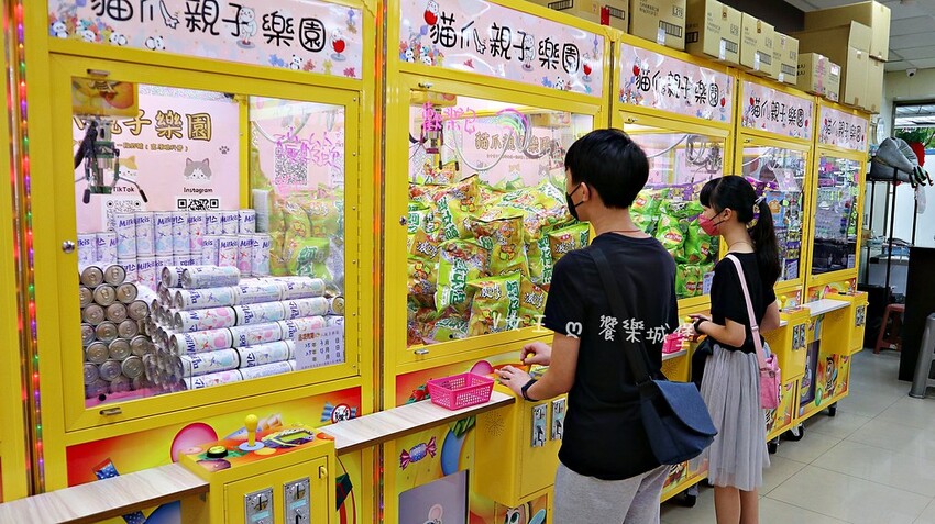 台中景點 貓爪親子樂園 ll 各式餅乾、飲料、生活用品.....等，跟孩子們來場探索夾夾樂吧，現場還有許多加碼