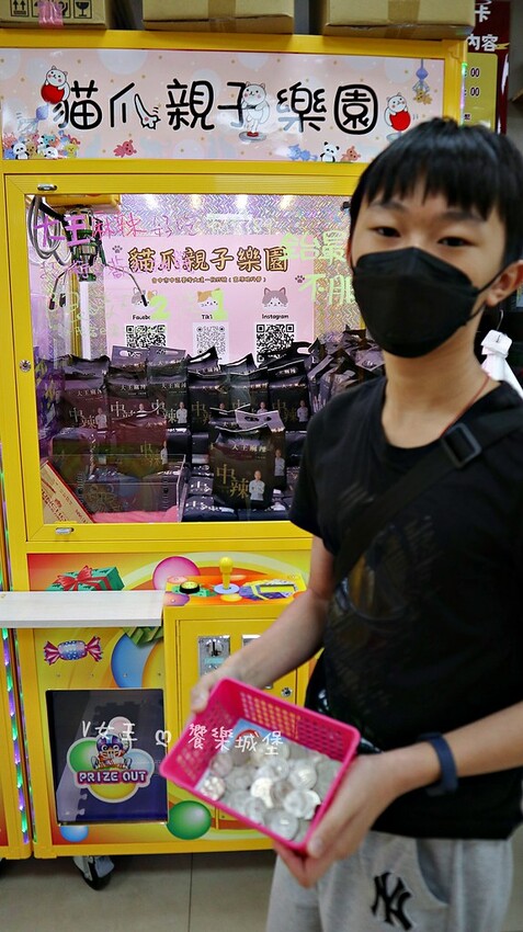 台中景點 貓爪親子樂園 ll 各式餅乾、飲料、生活用品.....等，跟孩子們來場探索夾夾樂吧，現場還有許多加碼