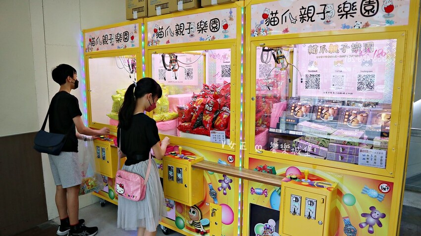 台中景點 貓爪親子樂園 ll 各式餅乾、飲料、生活用品.....等，跟孩子們來場探索夾夾樂吧，現場還有許多加碼