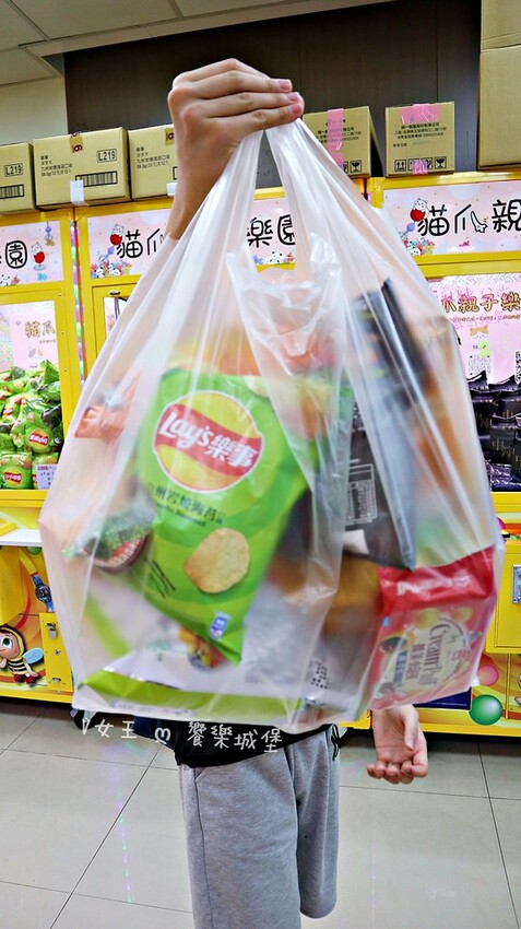 台中景點 貓爪親子樂園 ll 各式餅乾、飲料、生活用品.....等，跟孩子們來場探索夾夾樂吧，現場還有許多加碼