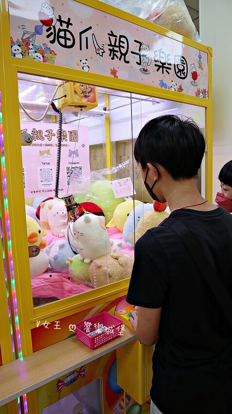 台中景點 貓爪親子樂園 ll 各式餅乾、飲料、生活用品.....等，跟孩子們來場探索夾夾樂吧，現場還有許多加碼