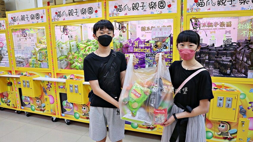 台中景點 貓爪親子樂園 ll 各式餅乾、飲料、生活用品.....等，跟孩子們來場探索夾夾樂吧，現場還有許多加碼