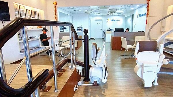 台北/新北樓梯升降椅推薦|【泓電樓梯升降椅-台北門市】Oto