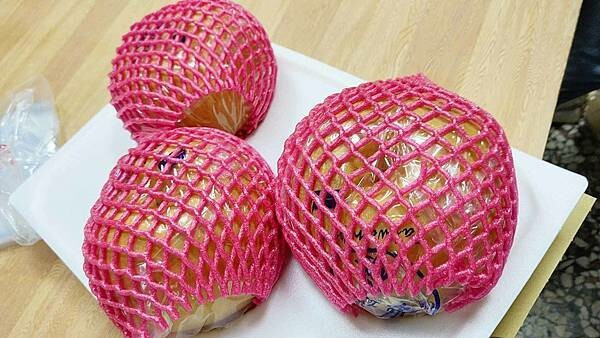 苗栗大湖尊梨季|巨無霸水梨!比臉還要巨大,高達2.5斤的牛奶甘庶般美味的甘露梨