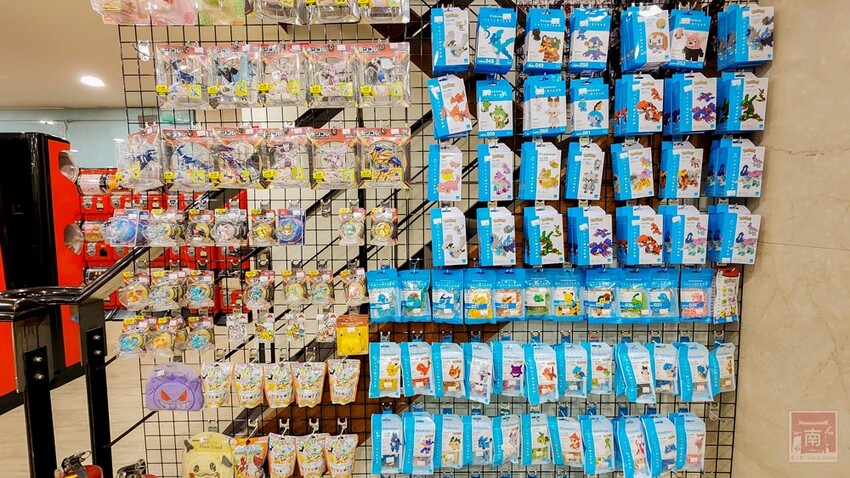 【臺南扭蛋】台南寶可夢中心在這裡，也有盲盒、日本流行扭蛋等，只有在迪士尼能買到的TOMICA小車打六折，加入會員送100元購物金~扭蛋將軍x轉蛋概念館 - 南人幫