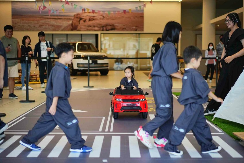 這場景逼真的太誇張，因為太身歷其境了。不僅可以馳騁於叢林間，還能一窺服務廠的真實面貌，且能認識各種汽車的零配件，這一場小小職人體驗太真實了啊！