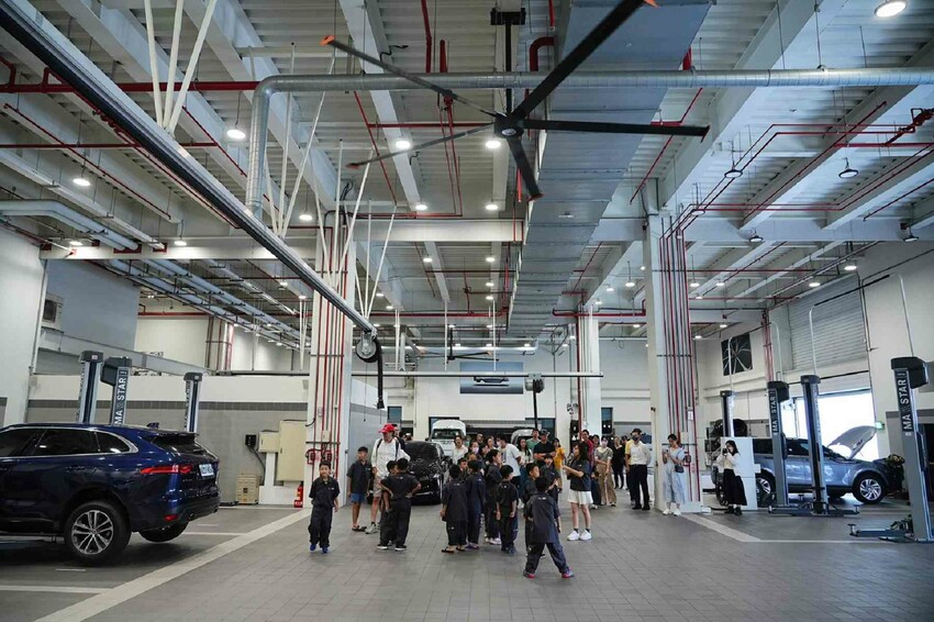 這場景逼真的太誇張，因為太身歷其境了。不僅可以馳騁於叢林間，還能一窺服務廠的真實面貌，且能認識各種汽車的零配件，這一場小小職人體驗太真實了啊！