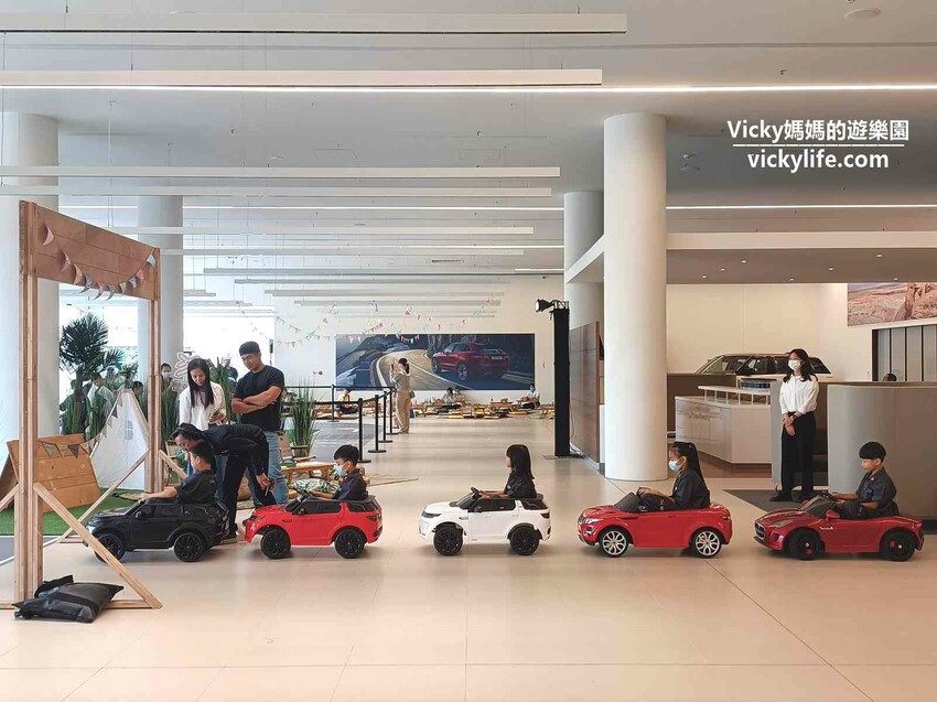 這場景逼真的太誇張，因為太身歷其境了。不僅可以馳騁於叢林間，還能一窺服務廠的真實面貌，且能認識各種汽車的零配件，這一場小小職人體驗太真實了啊！