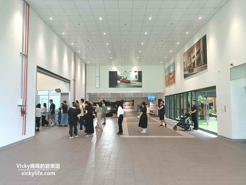 這場景逼真的太誇張，因為太身歷其境了。不僅可以馳騁於叢林間，還能一窺服務廠的真實面貌，且能認識各種汽車的零配件，這一場小小職人體驗太真實了啊！