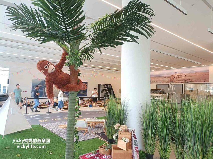 這場景逼真的太誇張，因為太身歷其境了。不僅可以馳騁於叢林間，還能一窺服務廠的真實面貌，且能認識各種汽車的零配件，這一場小小職人體驗太真實了啊！