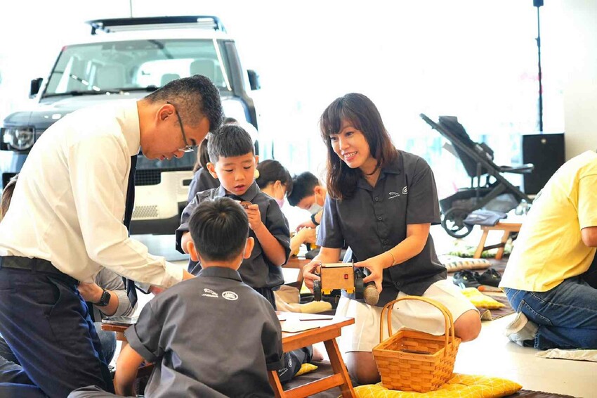 這場景逼真的太誇張，因為太身歷其境了。不僅可以馳騁於叢林間，還能一窺服務廠的真實面貌，且能認識各種汽車的零配件，這一場小小職人體驗太真實了啊！