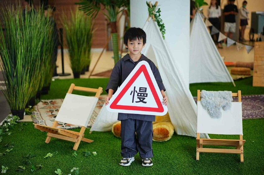 這場景逼真的太誇張，因為太身歷其境了。不僅可以馳騁於叢林間，還能一窺服務廠的真實面貌，且能認識各種汽車的零配件，這一場小小職人體驗太真實了啊！