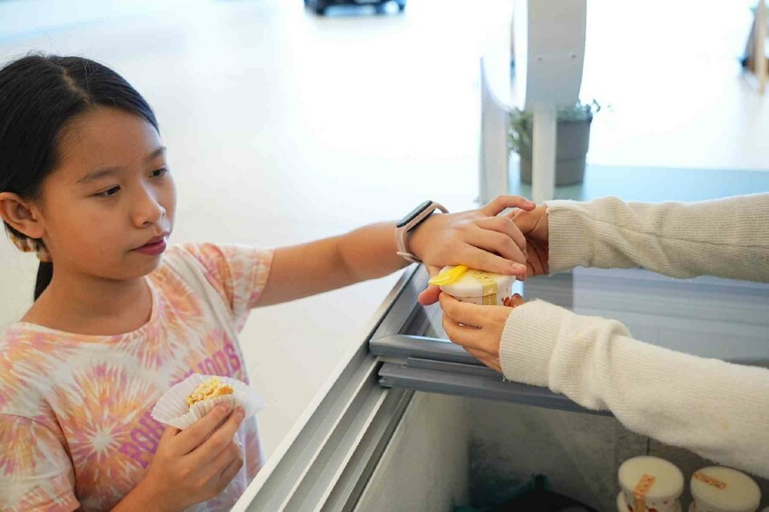 這場景逼真的太誇張，因為太身歷其境了。不僅可以馳騁於叢林間，還能一窺服務廠的真實面貌，且能認識各種汽車的零配件，這一場小小職人體驗太真實了啊！