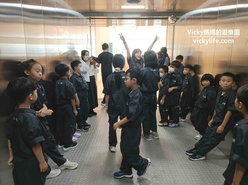 這場景逼真的太誇張，因為太身歷其境了。不僅可以馳騁於叢林間，還能一窺服務廠的真實面貌，且能認識各種汽車的零配件，這一場小小職人體驗太真實了啊！