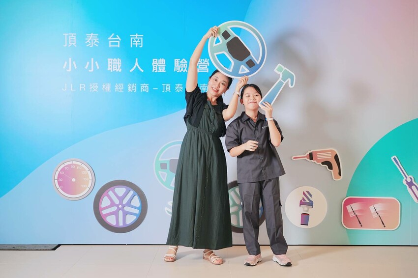 這場景逼真的太誇張，因為太身歷其境了。不僅可以馳騁於叢林間，還能一窺服務廠的真實面貌，且能認識各種汽車的零配件，這一場小小職人體驗太真實了啊！