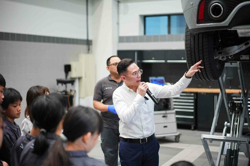 這場景逼真的太誇張，因為太身歷其境了。不僅可以馳騁於叢林間，還能一窺服務廠的真實面貌，且能認識各種汽車的零配件，這一場小小職人體驗太真實了啊！