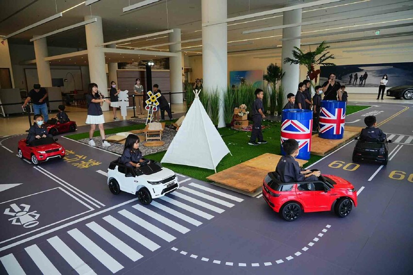 這場景逼真的太誇張，因為太身歷其境了。不僅可以馳騁於叢林間，還能一窺服務廠的真實面貌，且能認識各種汽車的零配件，這一場小小職人體驗太真實了啊！