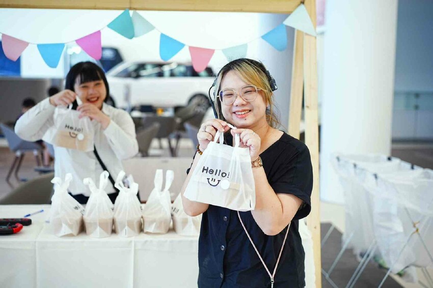 這場景逼真的太誇張，因為太身歷其境了。不僅可以馳騁於叢林間，還能一窺服務廠的真實面貌，且能認識各種汽車的零配件，這一場小小職人體驗太真實了啊！