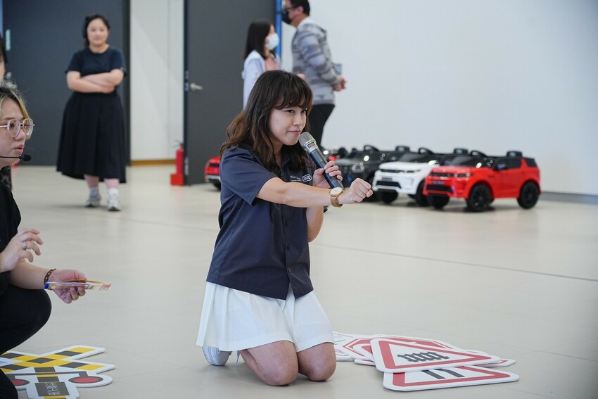 這場景逼真的太誇張，因為太身歷其境了。不僅可以馳騁於叢林間，還能一窺服務廠的真實面貌，且能認識各種汽車的零配件，這一場小小職人體驗太真實了啊！