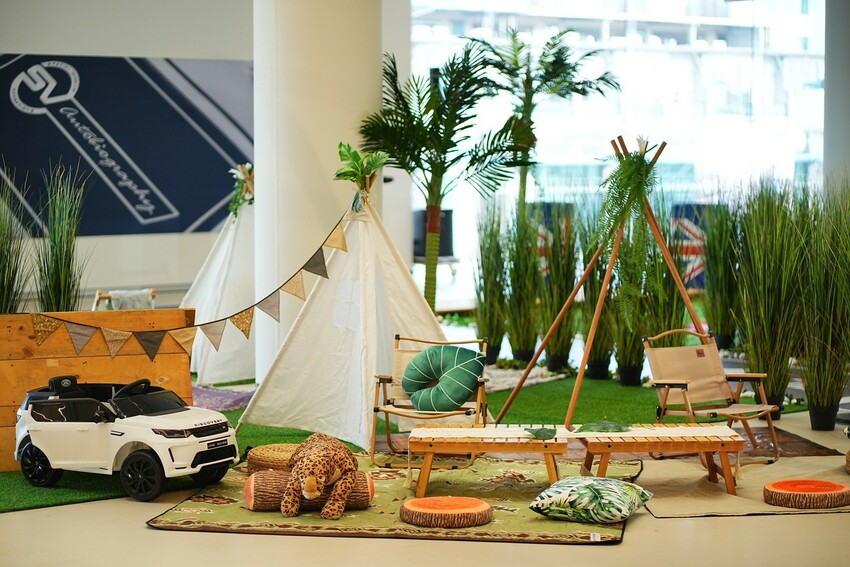 這場景逼真的太誇張，因為太身歷其境了。不僅可以馳騁於叢林間，還能一窺服務廠的真實面貌，且能認識各種汽車的零配件，這一場小小職人體驗太真實了啊！