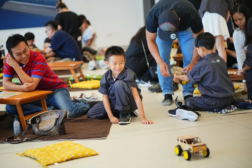 這場景逼真的太誇張，因為太身歷其境了。不僅可以馳騁於叢林間，還能一窺服務廠的真實面貌，且能認識各種汽車的零配件，這一場小小職人體驗太真實了啊！