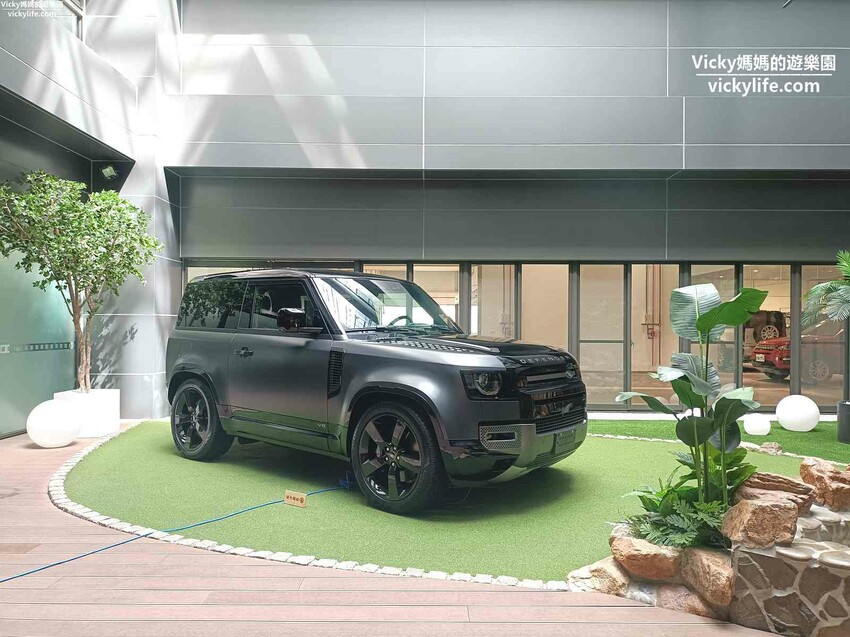 這場景逼真的太誇張，因為太身歷其境了。不僅可以馳騁於叢林間，還能一窺服務廠的真實面貌，且能認識各種汽車的零配件，這一場小小職人體驗太真實了啊！