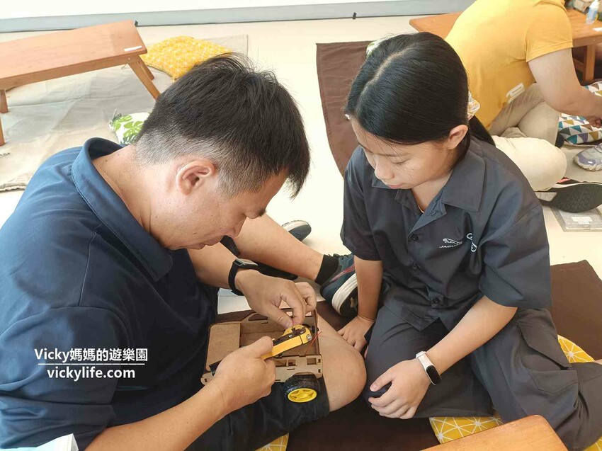 這場景逼真的太誇張，因為太身歷其境了。不僅可以馳騁於叢林間，還能一窺服務廠的真實面貌，且能認識各種汽車的零配件，這一場小小職人體驗太真實了啊！