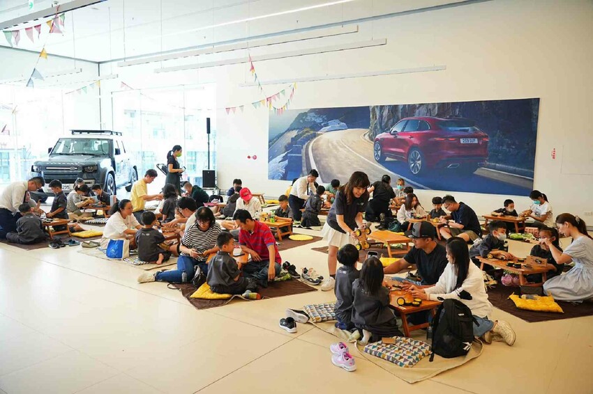 這場景逼真的太誇張，因為太身歷其境了。不僅可以馳騁於叢林間，還能一窺服務廠的真實面貌，且能認識各種汽車的零配件，這一場小小職人體驗太真實了啊！