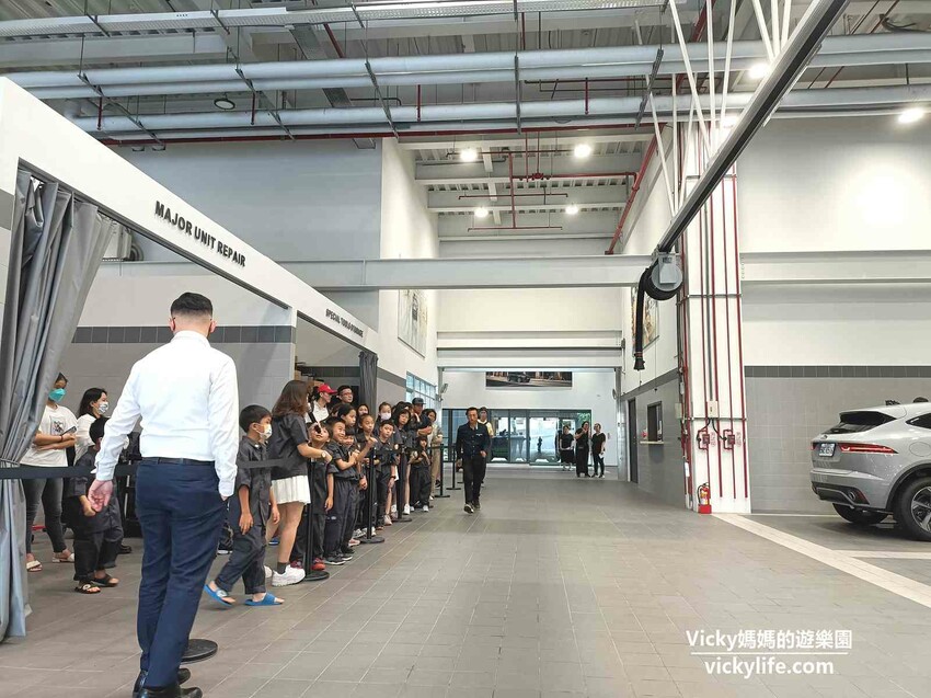 這場景逼真的太誇張，因為太身歷其境了。不僅可以馳騁於叢林間，還能一窺服務廠的真實面貌，且能認識各種汽車的零配件，這一場小小職人體驗太真實了啊！