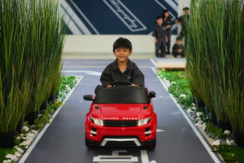 這場景逼真的太誇張，因為太身歷其境了。不僅可以馳騁於叢林間，還能一窺服務廠的真實面貌，且能認識各種汽車的零配件，這一場小小職人體驗太真實了啊！