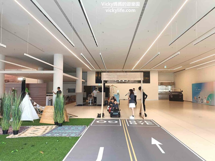 這場景逼真的太誇張，因為太身歷其境了。不僅可以馳騁於叢林間，還能一窺服務廠的真實面貌，且能認識各種汽車的零配件，這一場小小職人體驗太真實了啊！