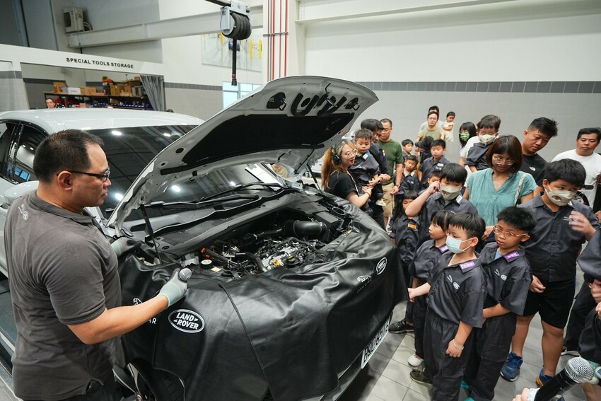 這場景逼真的太誇張，因為太身歷其境了。不僅可以馳騁於叢林間，還能一窺服務廠的真實面貌，且能認識各種汽車的零配件，這一場小小職人體驗太真實了啊！