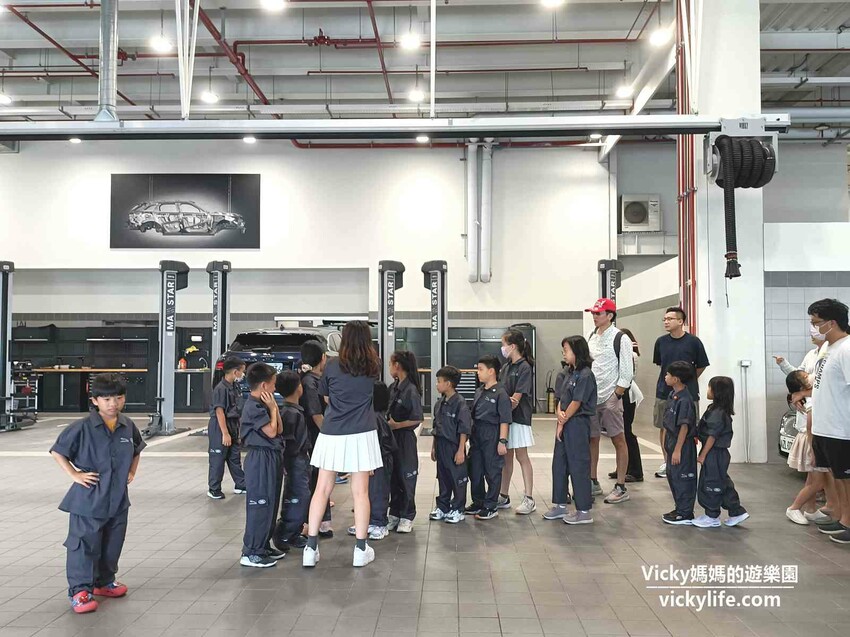 這場景逼真的太誇張，因為太身歷其境了。不僅可以馳騁於叢林間，還能一窺服務廠的真實面貌，且能認識各種汽車的零配件，這一場小小職人體驗太真實了啊！
