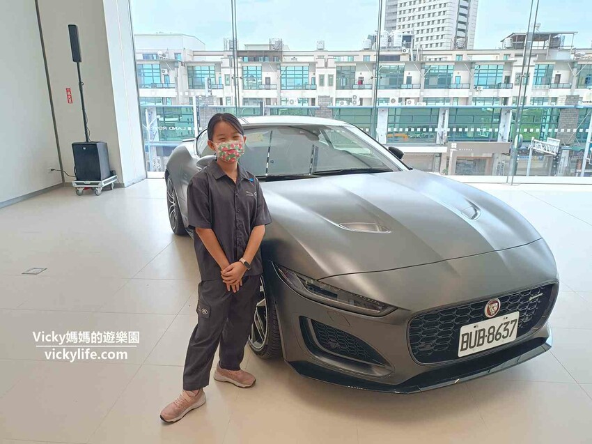 這場景逼真的太誇張，因為太身歷其境了。不僅可以馳騁於叢林間，還能一窺服務廠的真實面貌，且能認識各種汽車的零配件，這一場小小職人體驗太真實了啊！