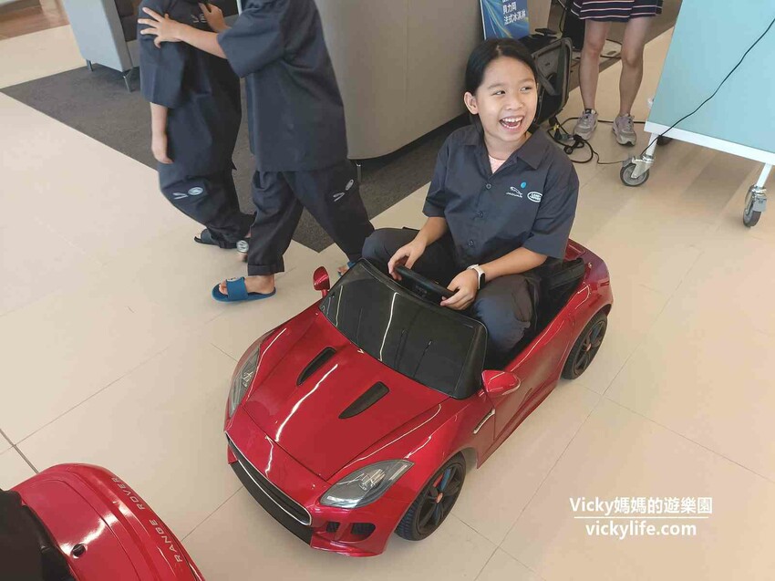 這場景逼真的太誇張，因為太身歷其境了。不僅可以馳騁於叢林間，還能一窺服務廠的真實面貌，且能認識各種汽車的零配件，這一場小小職人體驗太真實了啊！