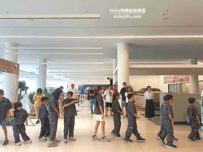 這場景逼真的太誇張，因為太身歷其境了。不僅可以馳騁於叢林間，還能一窺服務廠的真實面貌，且能認識各種汽車的零配件，這一場小小職人體驗太真實了啊！