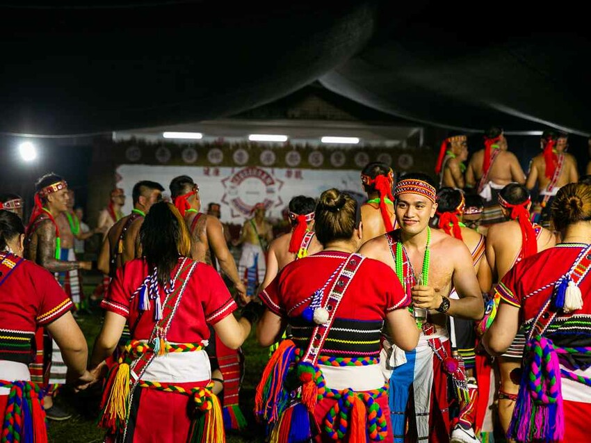 2023阿美族豐年祭！吉娜魯岸我回來啦～一同歡唱一起舞動吧！歡迎跟我一起來參加鳳信部落的歲時祭儀！（內有飲酒議題,飲酒過量有害健康喔） @圍事小哥的幸福相框