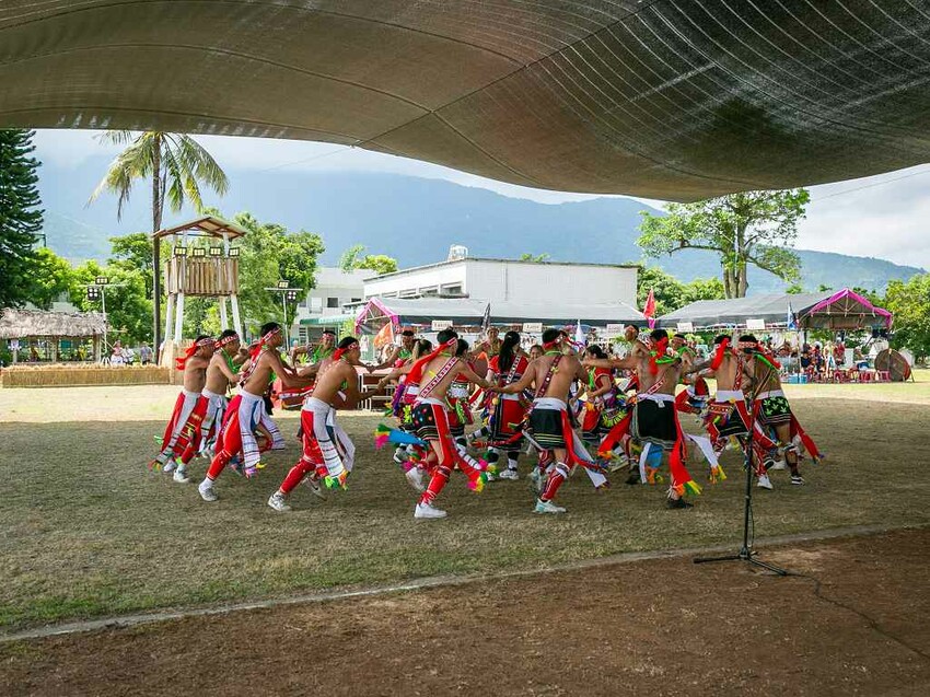 2023阿美族豐年祭！吉娜魯岸我回來啦～一同歡唱一起舞動吧！歡迎跟我一起來參加鳳信部落的歲時祭儀！（內有飲酒議題,飲酒過量有害健康喔） @圍事小哥的幸福相框